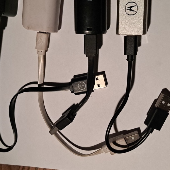 4 Portable Chargers - Picture 4 of 4